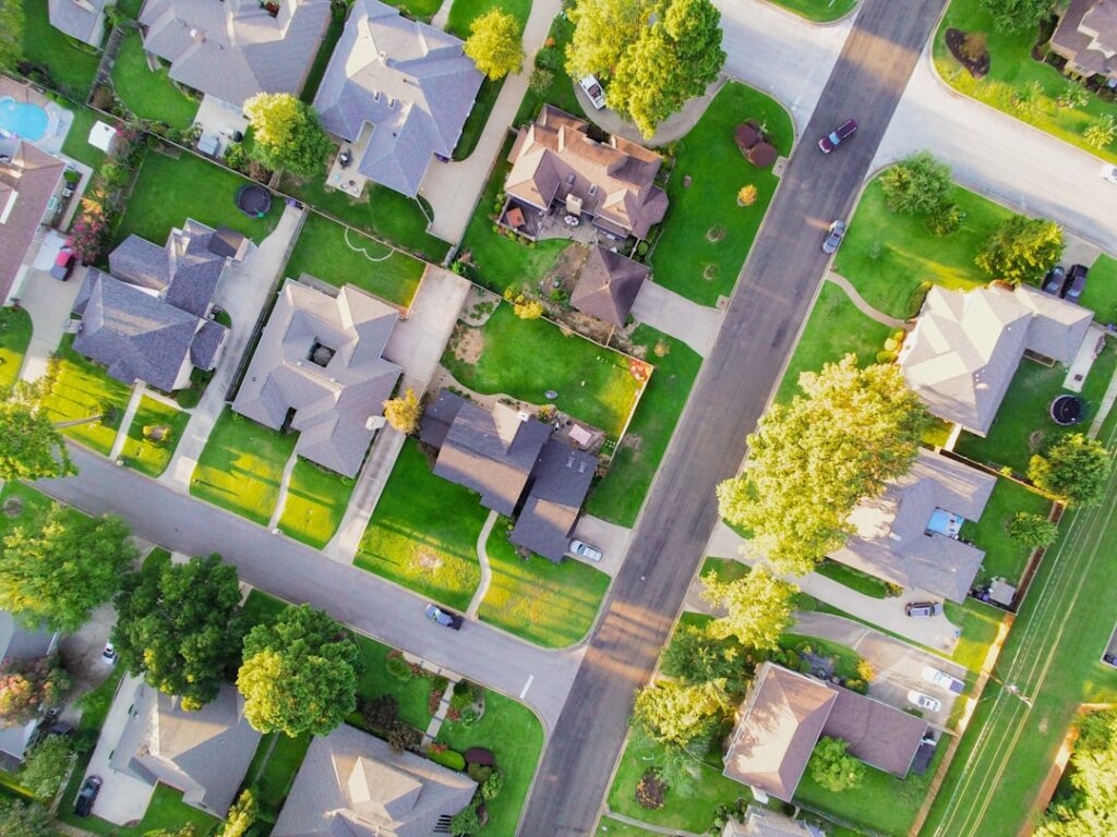 Aerial view of American suburban homes representing national real estate market trends